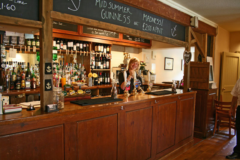 The Anchor Inn Shapwick bar area.